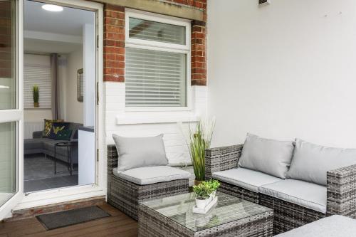 Oliverball Serviced Apartments - Milton Heights - Modern 2 bedroom apartment with terrace in Portsmo