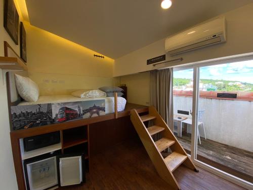 南灣的住宿－樂逸行旅南灣館，客房设有带柜台和窗户的厨房。
