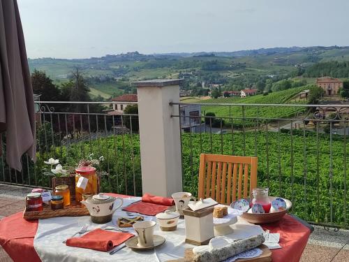 una mesa con comida y vistas en AGRITURISMO CINQUE CAMINI, en San Marzano Oliveto
