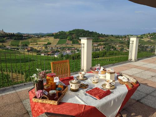 una mesa con comida en el balcón en AGRITURISMO CINQUE CAMINI, en San Marzano Oliveto