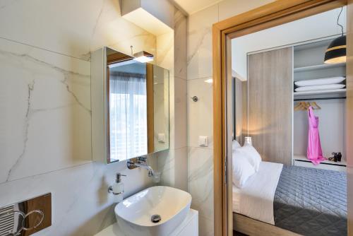 łazienka z umywalką i lustrem w obiekcie Elia Residences w Chanii
