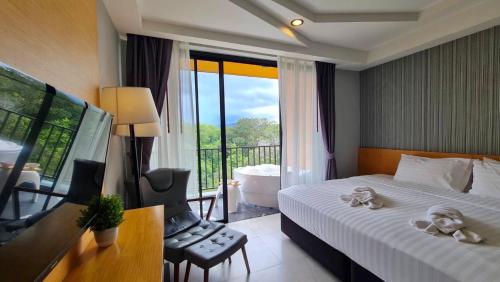 Apple A Day Resort Krabi, Ao Nang Beach - SHA Extra Plus في شاطيء آونانغ: غرفة نوم مع سرير وحوض استحمام وشرفة