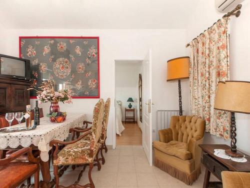 - un salon avec une table et des chaises ainsi qu'une salle à manger dans l'établissement Bertie's Lodge, à Brna