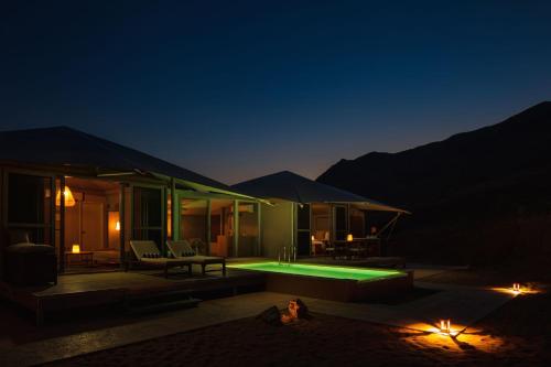 Nespecifikovaný výhled na hory nebo výhled na hory při pohledu z luxury tent