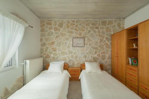 A bed or beds in a room at Bungalow Episkopiko