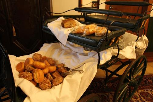 einen Stapel Brot und Gebäck auf einer Maschine in der Unterkunft Hotel Altes Rittergut in Sehnde