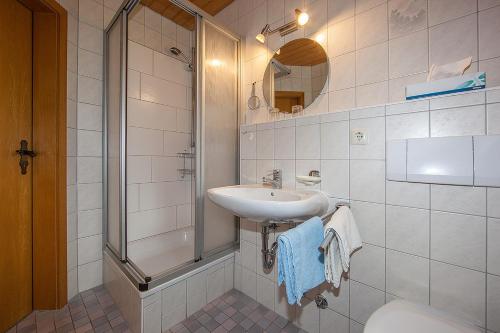 Kúpeľňa v ubytovaní Gästehaus Kurparkfrieden