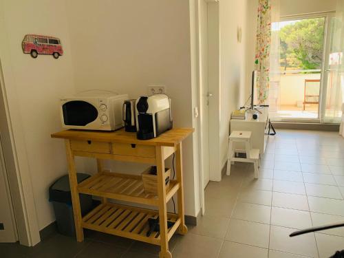 kuchnia ze stołem i kuchenką mikrofalową w obiekcie Fisherman's apartment w mieście Premantura