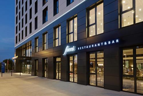 LÉGÈRE HOTEL Erfurt في إرفورت: اطلالة على واجهة المبنى