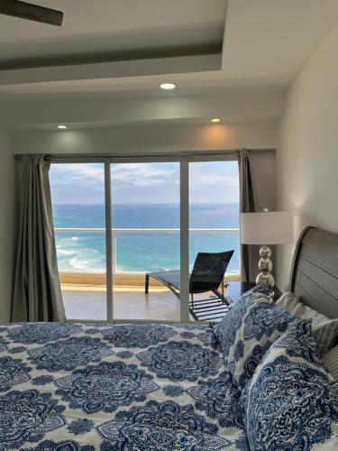 1 dormitorio con cama y vistas al océano en Beachfront 4 BR Penthouse - Pool Steps to Beach & Mins to Downtown, en Rosarito