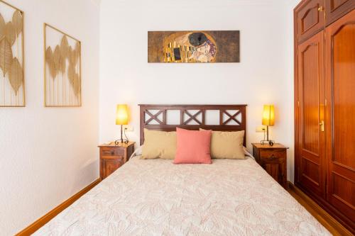 Een bed of bedden in een kamer bij Amplio apartamento Universidad by Renthas