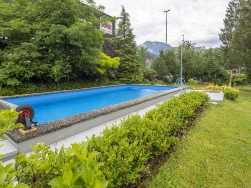 una piscina en un jardín con algunos arbustos en Apartment in Tr polach Carinthia with pool, en Tröpolach