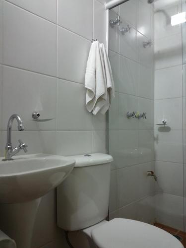a bathroom with a toilet and a sink and a shower at Hospedaria Lumo Domo Praça da Árvore in Sao Paulo