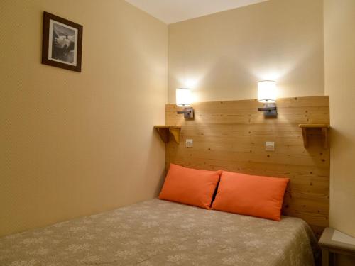 Cette chambre dispose d'un lit avec deux lumières sur le mur. dans l'établissement Appart 2 pièces au pied des pistes, balcon, animaux OK - FR-1-181-2048, à La Plagne Tarentaise