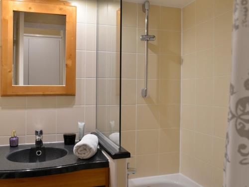 une salle de bain avec un lavabo et une douche dans l'établissement Appart 2 pièces au pied des pistes, balcon, animaux OK - FR-1-181-2048, à La Plagne Tarentaise