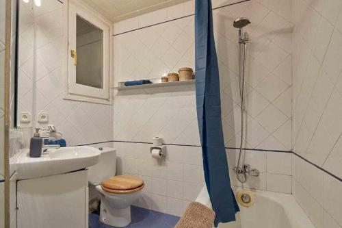 ジローナにあるApartamento Santa Clara Gironaのバスルーム(トイレ、洗面台、シャワー付)