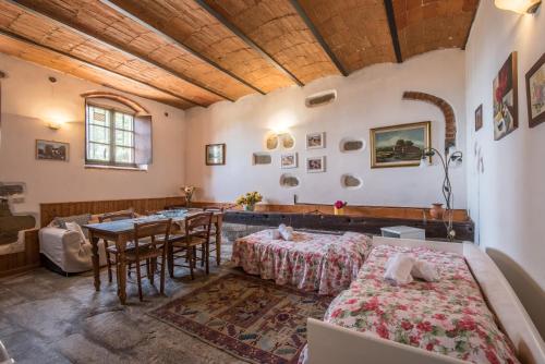 カスティリオーン・フィボッキにあるPoggio Primo - Bilocale Vermiglioのベッド2台とテーブルが備わる客室です。