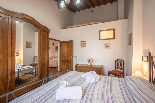 a bedroom with a large bed with towels on it at Poggio Primo - Bilocale Prunalbo in Castiglion Fibocchi