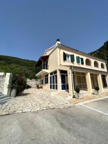 Lithino Apartments · 5min From the Beach