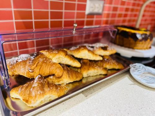 een dienblad met gebak op een aanrecht bij Vatican Relais Rome Suite in Rome