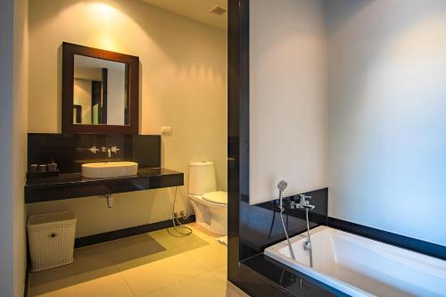 ein Badezimmer mit einer Badewanne, einem Waschbecken und einem WC in der Unterkunft Two Bedroom Onyx Villa Nai Harn in Nai Harn Beach
