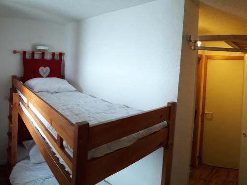 - une petite chambre avec des lits superposés dans l'établissement Beau studio 4 pers, pied des pistes, balcon, casier à skis - FR-1-181-2137, à La Plagne Tarentaise