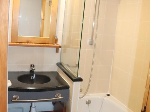 une salle de bain avec un lavabo et une douche dans l'établissement Beau studio 4 pers, pied des pistes, balcon, casier à skis - FR-1-181-2137, à La Plagne Tarentaise