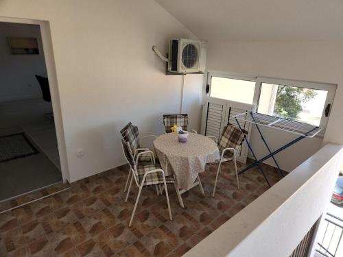 a small dining room with a table and chairs at Apartmani Mia Sorajic in Petrovac na Moru