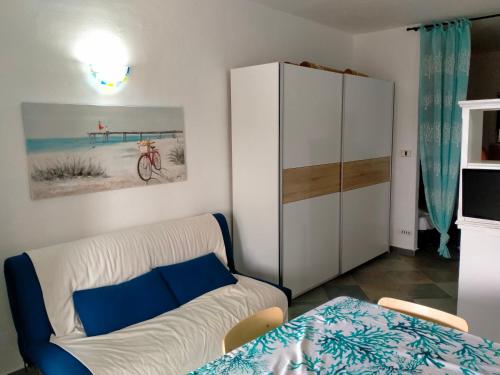 een woonkamer met een bank en een kast bij Villa bouganville splendido appartamento in Olbia