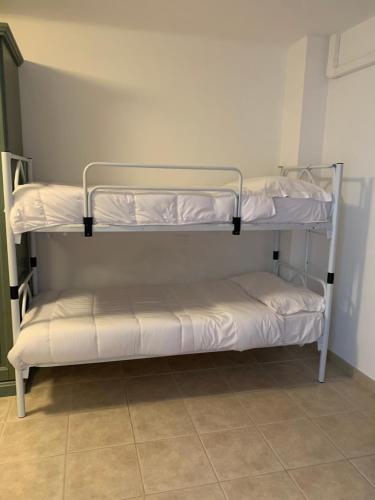 two bunk beds in a room with a floor at Chiaraluce Country House in Massignano