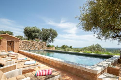 une piscine extérieure avec des chaises longues et un complexe dans l'établissement Villa Salvia - Piscine Privée, à Aups