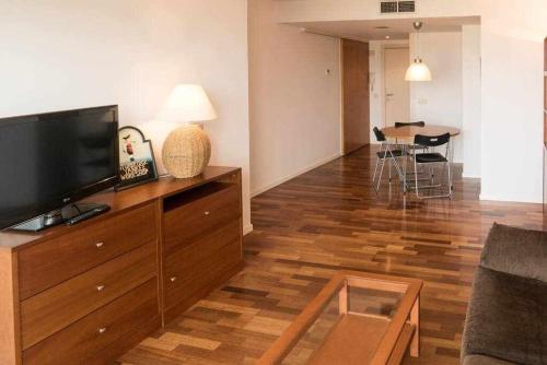 Apartamento con terraza y parking privado Gironaにあるテレビまたはエンターテインメントセンター