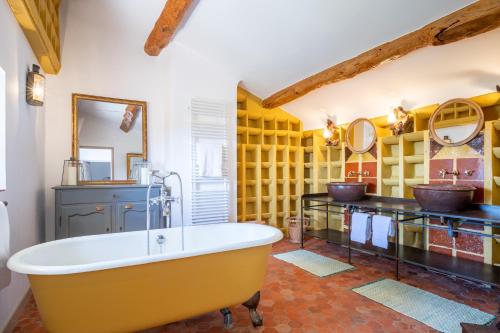 La salle de bains est pourvue d'une baignoire et de 2 lavabos. dans l'établissement Villa Salvia - Piscine Privée, à Aups