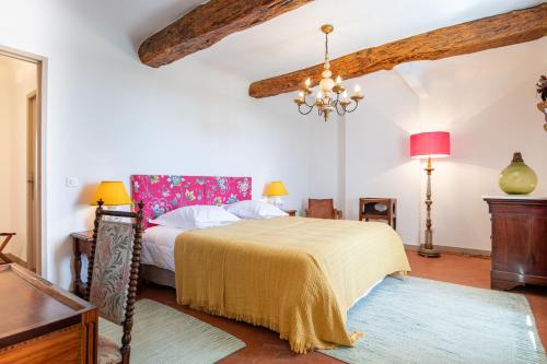 une chambre avec un lit avec un couvre-lit jaune dans l'établissement Villa Salvia - Piscine Privée, à Aups