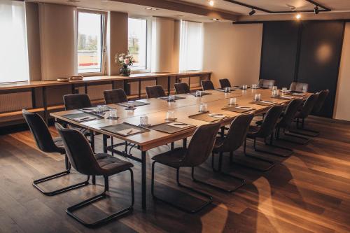 a large conference room with a large table and chairs at Arivo Forchheim in Forchheim