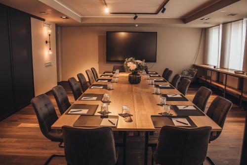 a large conference room with a long table and chairs at Arivo Forchheim in Forchheim