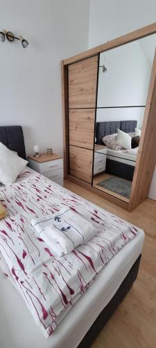 Katil atau katil-katil dalam bilik di Apartman sa pogledom na more u Linardicima