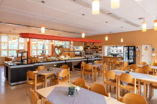 un restaurante con mesas, sillas y una barra en IDA Arendsee, en Arendsee
