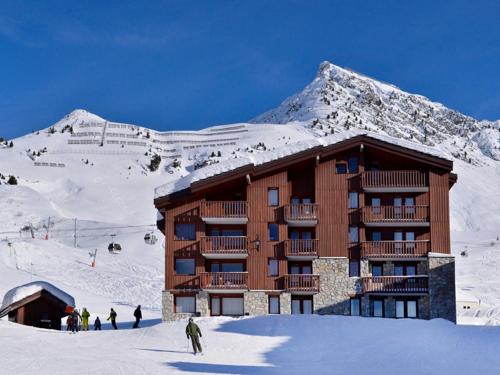 Studio skis aux pieds avec animaux admis