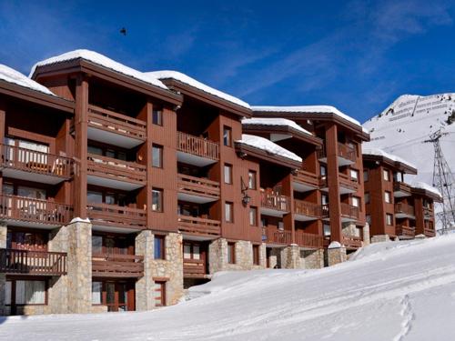 Studio skis aux pieds avec animaux admis