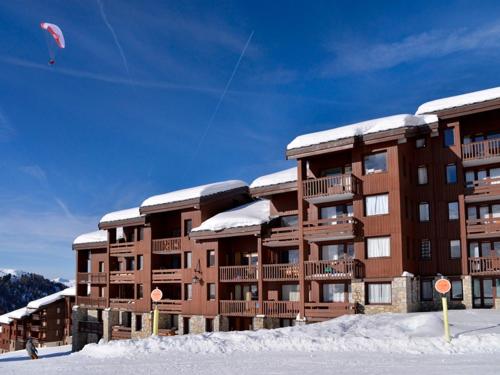 Studio skis aux pieds avec animaux admis