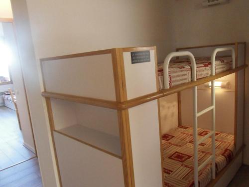 Ce lit superposé se trouve dans une petite chambre dotée de lits superposés. dans l'établissement Studio cabine fonctionnel, accès direct pistes, balcon - FR-1-181-2244, à La Plagne Tarentaise