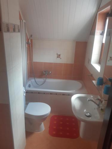 een badkamer met een bad, een toilet en een wastafel bij Rožmberská bašta in Třeboň