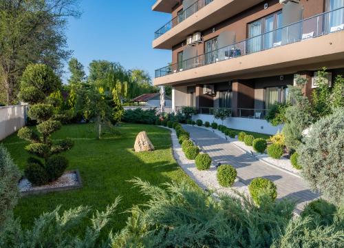 a garden in front of a building at Vila Navona in Saturn