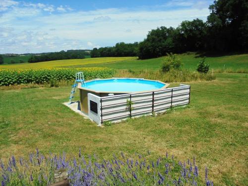- un bain à remous dans un champ de fleurs violettes dans l'établissement La Coquille Cottage, à Pillac