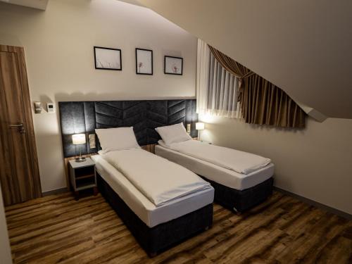 Villa & Gospoda Krakowska tesisinde bir odada yatak veya yataklar