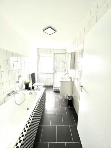 ein Badezimmer mit einer Badewanne, einem WC und einem Waschbecken in der Unterkunft Ferienwohnung im Zeegenbachtal in Strullendorf