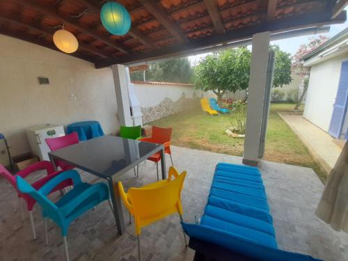 patio ze stołem i krzesłami na podwórku w obiekcie Vacation House Bimba - Pomer w mieście Pomer