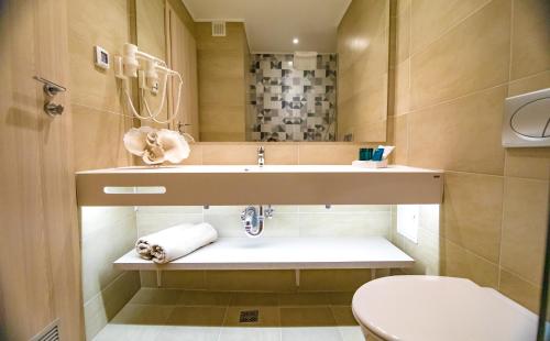 La salle de bains est pourvue d'un lavabo et de toilettes. dans l'établissement Bacolux Koralio, Eforie Nord, à Eforie Nord