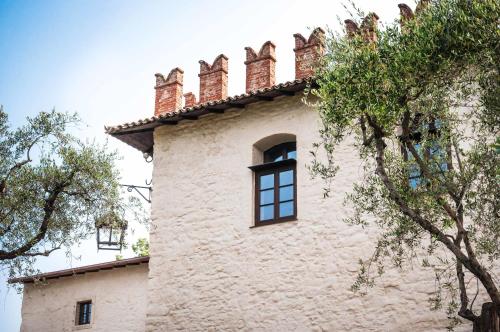 a building with a window on top of it at Prati Palai in Bardolino